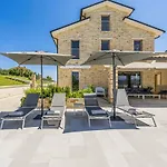 Luxury With Pool In Aso Valley