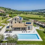 Luxury With Pool In Aso Valley Prázdninový dům *